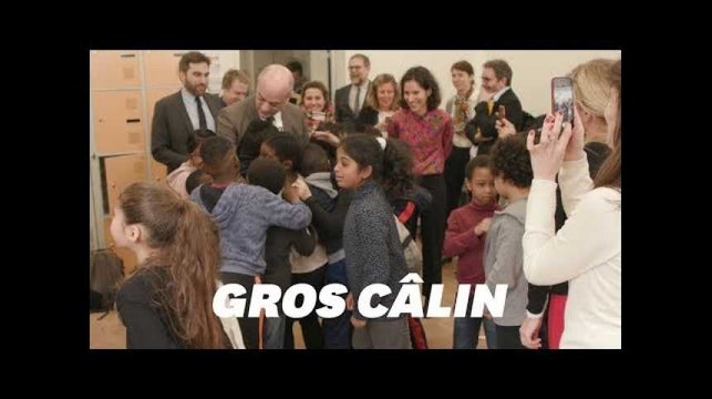 Une classe de CM2 a fait un gros câlin à Jean-Michel Blanquer