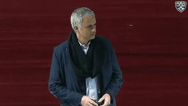 Lors d'un coup d'envoi fictif, au hockey sur glace, Jose Mourinho glisse encore