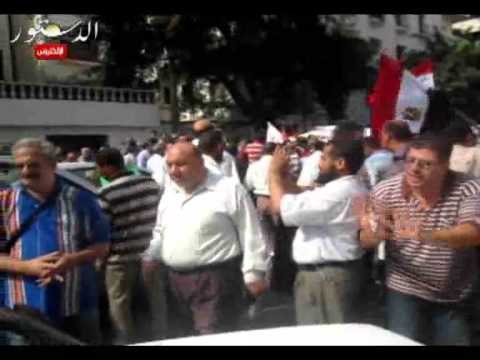 عمال استصلاح الأراضى يقطعون الطريق أمام مجلس الوزراء