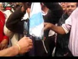 متظاهرون يحرقون علم إسرائيل أمام الجامعة العربية