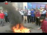متظاهرو الدقهلية يشعلون النيران بأعلام الحرية والعدالة