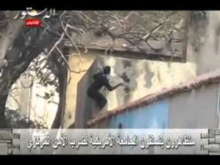 متظاهرون يتسلقون الجامعة الأمريكية لضرب الأمن المركزي