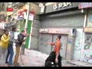 المواطنون يحاولون إطفاء حريق مبنى الجزيرة