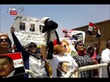 حرب هتافات بين أنصار مبارك وأهالى الشهداء أمام 