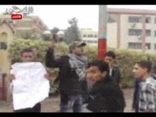 مسيرة تحت الامطار بجامعة المنصورة ضد الدستور