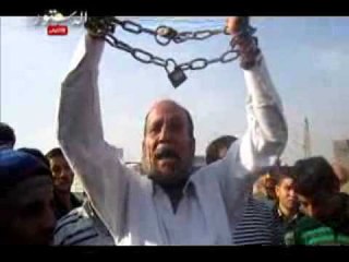 مواطن يكبل يديه ويرفض سياسة مرسى