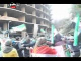متظاهرو السفارة السورية يرقصون الدبكة