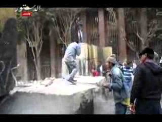 المتظاهرون يهدمون الجدار الخرسانى بموافقة الداخلية