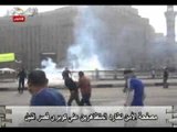 مصفحة الأمن تطارد المتظاهرين على كوبرى قصر النيل