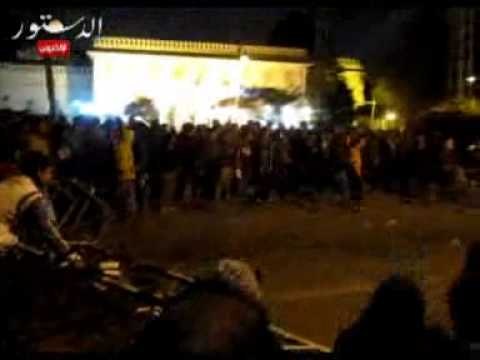 المتظاهرين يلقون الحجارة على أمن الاتحادية