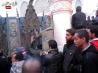 لحظة هجوم المتظاهرين على قصر الإتحادية