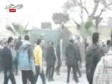 شاهد..حرب شوارع بين الأمن والمتظاهرين أمام منزل مرسي