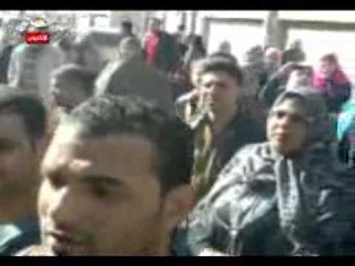 متعاقدوا التربية والتعليم يقطعون السكة الحديد