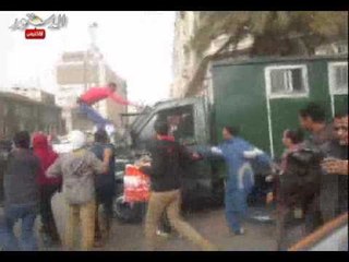 متظاهروا دار القضاء يعتدون على سياره امن مركزى