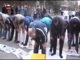 المتظاهرون يؤدون صلاة المغرب أمام مكتب الارشاد