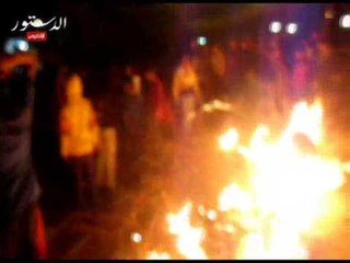 حاجز أشجار مشتعلة بين الأمن والمتظاهرين أمام الارشاد