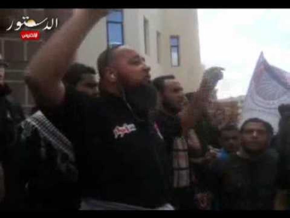 طلاب جامعة المنصورة يحاصرون رئيس الجامعة ويمنعو...