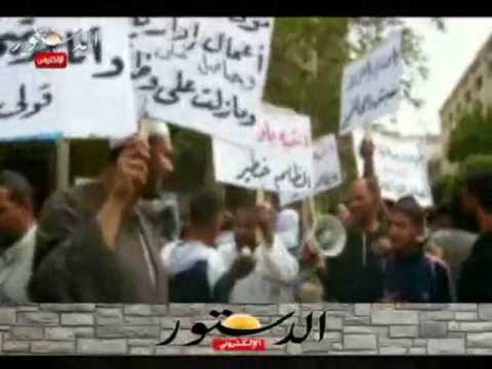 العاملون بأوقاف الفيوم يقطعون الطريق للمطالبة بتحسين أوضاعهم