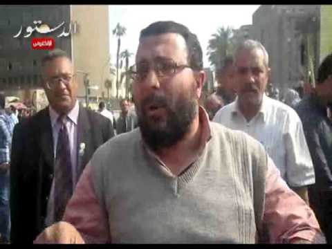 متظاهر يرفعون جريدة الدستور بالتحرير