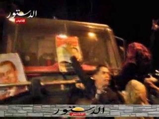 ابناء مبارك يمنعون سيارات الامن المركزي من السير امام المستشفى