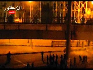 الشرطة تهاجم المتظاهرين أعلى كوبرى 6 اكتوبر