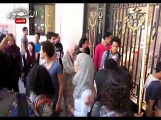 طلاب الثانوية يمنعون "غنيم" من مغادره الوزارة