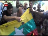 بعد معاناه المتظاهرين ينجحون فى حرق علم بورما