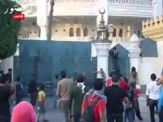 بلاك بلوك والتراس ثورجى تقذف الأتحادية بالملوتوف
