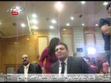 انصار مبارك يشيرون بعلامات النصر ويحملون لافتات مؤيدة لهم