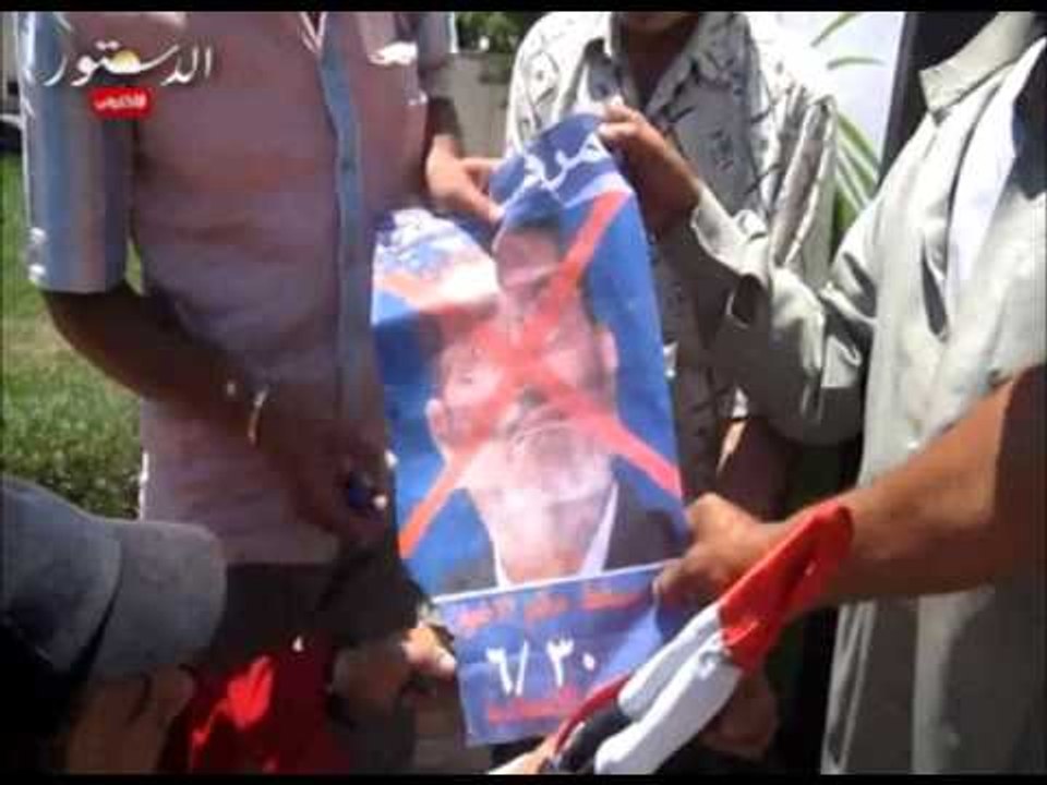 انصار عكاشة يحرقون صور مرسي امام الدفاع