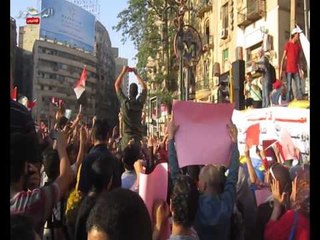 متظاهرو التحرير يرفعون أحد أفراد الجيش على أكتافهم