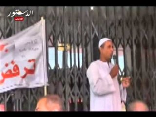 معتصمو الأقصر يؤدون صلاة الجمعة أمام مبنى المحافظة