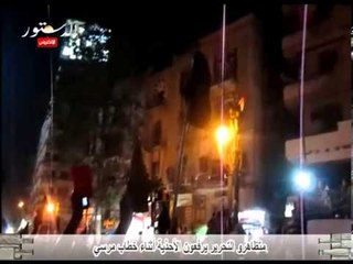 متظاهرو التحرير يرفعون الأحذية أثناء خطاب مرسي