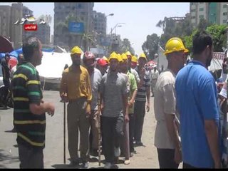 متظاهرو رابعه يحملون الشوم ويؤدون تمارين قتاليه