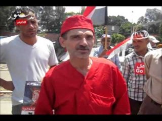 مواطن يرتدي بدلة إعدام أمام الإتحادية بعد ضيقه من الأخوان