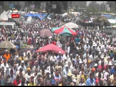 الآلاف من الأخوان يؤدون صلاة الظهر والعصر جمع تقديم