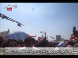 طائرات حربية تحلق بكثافة في سماء التحرير والمتظاهرون يحيونها