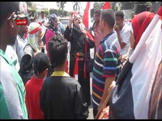 توافد العشرات على وزارة الدفع انتظارا لبيان السيسى