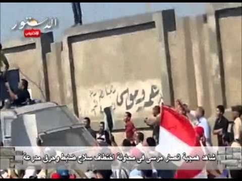 شاهد همجية انصار مرسى فى محاولة اختطاف سلاح ضابط وحرق مدرعة