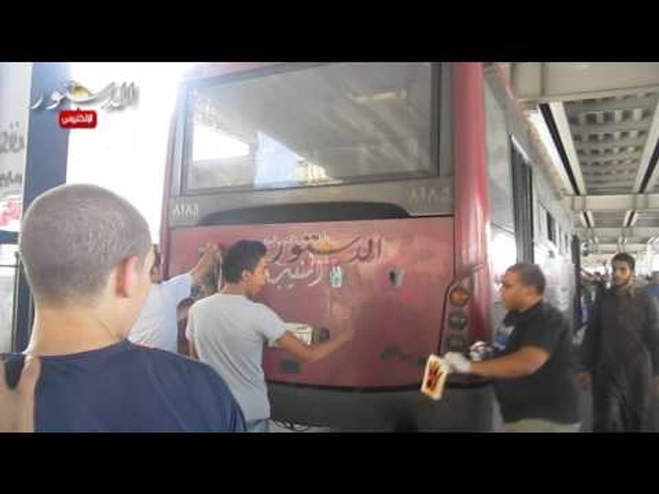الإخوان يوقفون اتوبيسات النقل العام إجباراً لرسم علامة رابعة