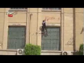 طلاب الإخوان يعيدون تشويه ميدان النهضة و الجامعة