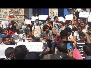 تظاهر طلاب الجامعات أمام "الصحفيين" للتنديد ؤ زملاؤهم