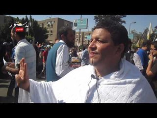 إخوانى يرتدى ملابس الإحرام بمسيرة مسجدالسلام