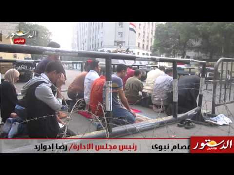 أهالي التحرير يعاندون الجيش ويصلون امام الأسلاك الشائكة