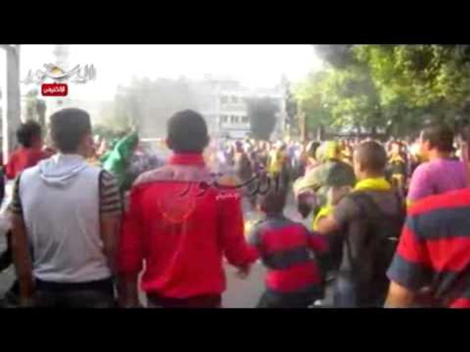 انصار المعزول يحرقون صور السيسي امام مجمع محاكم...