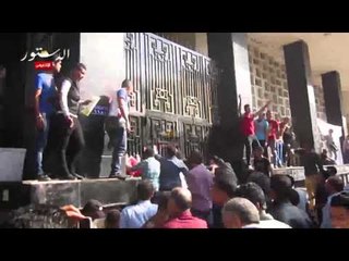 طلاب التحويلات يحطمون باب التعليم العالي ويقطعون الطريق