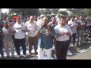 الإخوان يدعون على السيسى أثناء آداء صلاة الظهر أمام "الدستورية"