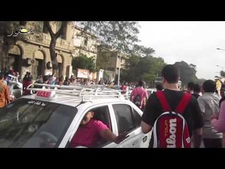 طلاب المحظورة يفترشون طريق جامعة القاهرة ويشلون المرور