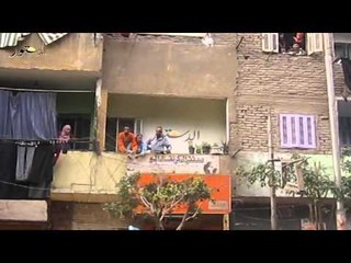 أهالي المعادي يرشون الاخوان بالمياة بسبب الهتاف ضد السيسي