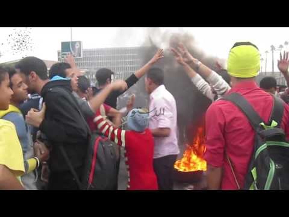 طلاب المحظورة يشعلون النيران لقطع طريق النهضة